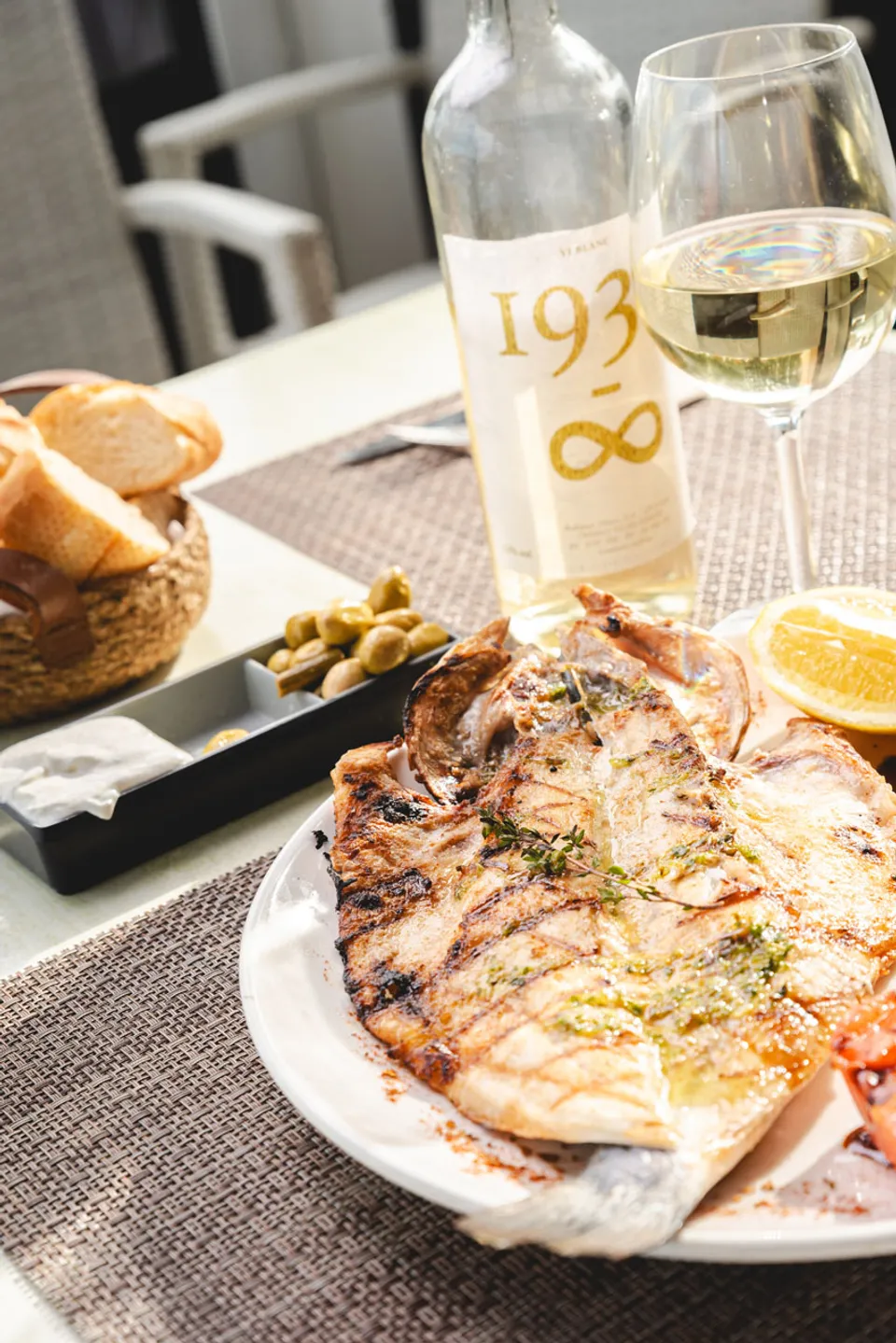 Frischer mediterraner Fisch — traditionelle mallorquinische Küche Es Muntant