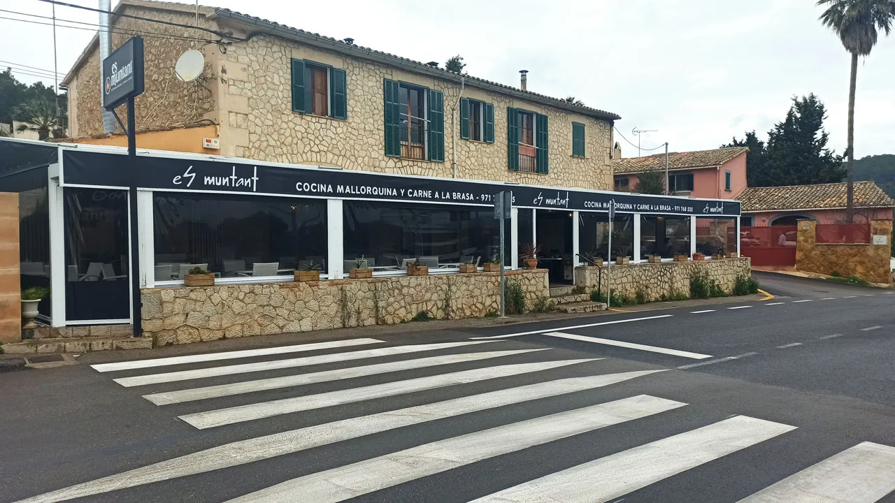 Restaurant Es Muntant von außen — mallorquinisches Familienrestaurant in Establiments, Palma