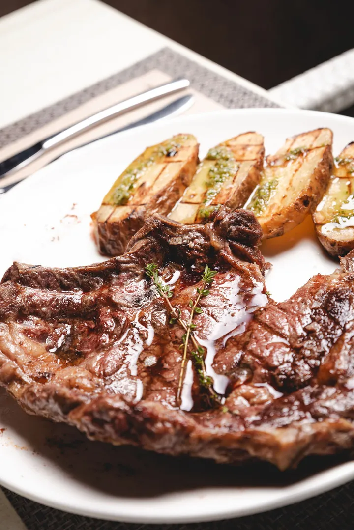 Rinder-Entrecôte vom Holzkohlegrill — Restaurant Es Muntant Mallorca